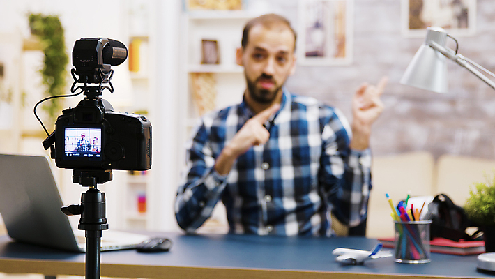 포토 JPG 해외이미지 남자 액자 한명 상반신 성인 앞모습 노트북 카메라 촬영 스탠드 가리킴 마우스 책상 연필꽂이 방송 촬영실 성인남자한명만 유튜버 해외포토 1 뷰포인트 가구 문구용품 조명 사람 손짓 전자제품 컴퓨터용품 공간 남자한명만 성인남자만 파일형식 크리에이터 이미지허브