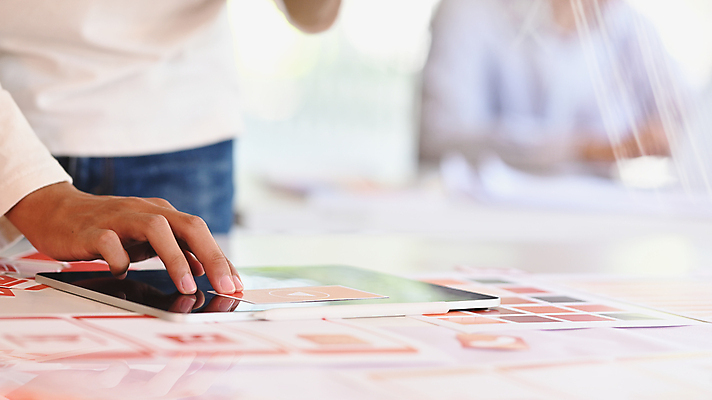 포토 JPG 해외이미지 디자인 비즈니스 설계 상반신 성인 두명 빨간색 태블릿 계획 디자이너 UI 성인만 해외포토 직업 컬러 컨셉 사람 전자제품 스마트기기 파일형식 이미지허브