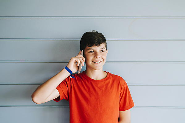 포토 JPG 해외이미지 백인 학생 라이프스타일 남자 행복 어린이 벽 티셔츠 통신 모바일 말하기 대화 한명 사람 소년 목재 10대 빨간색 스마트폰 기댐 듣기 잡기 네트워크 뉴스 무선전화기 부름 통화 소통 인기 스타일 셀룰러 해외포토 서양인 나무 1 감정 컬러 컨셉 셔츠 재료 모션 청소년 생활 핸드폰 스마트기기 전화기 파일형식 이미지허브