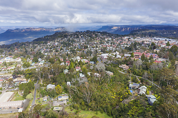 포토 JPG 해외이미지 나무 식물 구름 공원 도로 여행 잎 자연 하늘 지붕 산 주택 풍경 사람없음 야외 건물 목재 초록색 파란색 갈색 마을 환경 계곡 흰색 나뭇가지 시골 도시 호주 숲 언덕 지역 타운 내추럴 삼림지대 오지 해외포토 자연요소 건축물 공공시설 길 컬러 재료 교통시설 오세아니아 생태계 파일형식 이미지허브