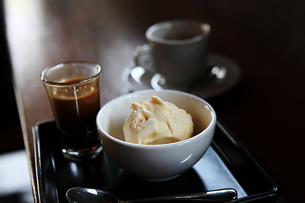 포토 JPG 해외이미지 아이스크림 디저트 실내 사람없음 아웃포커스 에스프레소 아포카토 해외포토 커피 음식 촬영기법 내부 파일형식 이미지허브