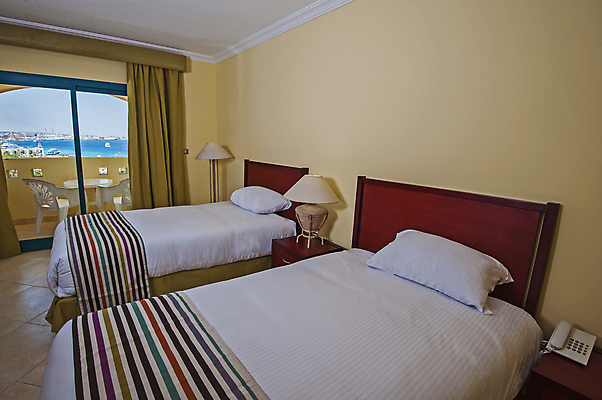 포토 JPG 해외이미지 주간 의자 창문 베개 탁자 호텔 실내 사람없음 바캉스 침실 발코니 침대 스탠드 커튼 유선전화기 서랍장 호캉스 해외포토 자연요소 가구 침구 숙소 휴가 조명 내부 전화기 파일형식 이미지허브