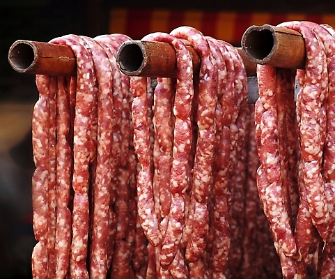 포토 JPG 해외이미지 줄 음식 포장 건조 매달리기 육류 돼지고기 사람없음 야외 빨간색 소시지 다발 묶기 대나무 날것 생식 정육점 핸드메이드 불규칙 해외포토 나무 컬러 컨셉 식재료 모션 상점 가공식품 파일형식 이미지허브