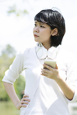 포토 JPG 해외이미지 1 라이프스타일 여자 행복 감정 비즈니스 통신 관계 모바일 세포 대화 한명 사람 동양인 스마트폰 핸드폰 정원 잡기 기다림 연결 전화기 고민 걱정 긍정 부름 소셜 심각 해외포토 컨셉 모션 말하기 인종 생활 전자제품 스마트기기 파일형식 이미지허브