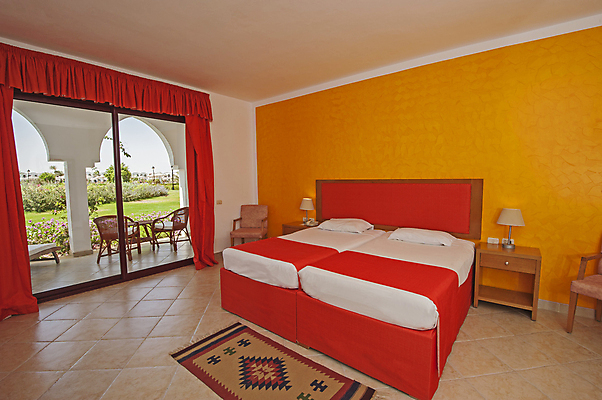 포토 JPG 해외이미지 주간 의자 창문 베개 호텔 실내 사람없음 바캉스 카펫 침실 침대 스탠드 커튼 서랍장 호캉스 해외포토 자연요소 가구 침구 숙소 휴가 조명 내부 파일형식 이미지허브