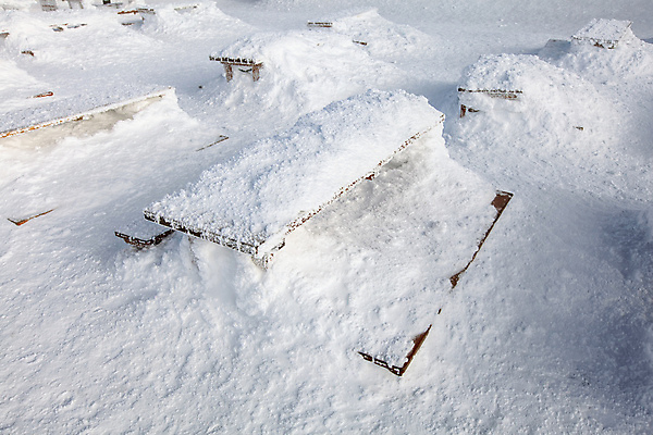 포토 JPG 해외이미지 계절 공원 길 가구 백그라운드 겨울 벤치 의자 자연 탁자 날씨 거리 주택 사람없음 야외 목재 빛 소풍 정원 냉동 얼음 카페 추위 화물 덮개 흰색 시골 책상 서리 장면 문제 무거움 내추럴 깊이 폭설 눈내림 해외포토 자연요소 나무 공공시설 컬러 생활용품 재료 눈_날씨 건물 야외활동 상점 운송업 뚜껑 무게 자연재해 생태계 파일형식 이미지허브