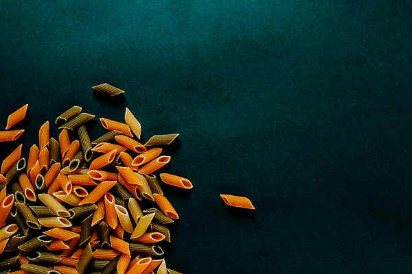 포토 JPG 해외이미지 백인 접시 행복 음식 휴가 새해 아파트 주택 함께함 파스타 스파게티 요리 미소 안전 사람 성인 사람없음 주방 요리사 식사 저녁식사 이탈리아 임신 샐러드 이탈리아음식 맛 결합 수집 배고픔 점심식사 서쪽 입가심 해외포토 서양인 직업 식기 감정 유럽 컨셉 서양음식 표정 건물 방향 파일형식 이미지허브