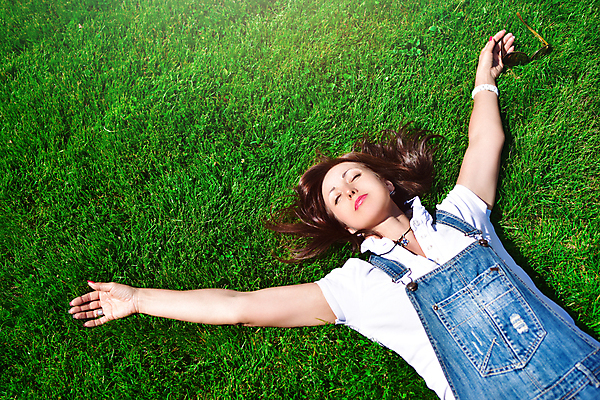 포토 JPG 해외이미지 백인 라이프스타일 손 응시 드레스 옷 여자 행복 감정 안경 여유 얼굴 백그라운드 자연 휴가 휴식 갈색머리 한명 사람 성인 야외 초록색 유행 맑음 검은색 봄 꿈 신선 검은머리 해외포토 서양인 1 헤어스타일 시선 잡화 계절 컬러 컨셉 날씨 생활 신체부위 생태계 파일형식 이미지허브