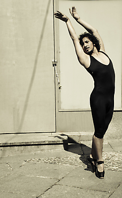 포토 JPG 해외이미지 주간 전신 남자 한명 서기 성인 야외 앞모습 손들기 우아함 발레 성인남자한명만 해외포토 자연요소 1 뷰포인트 컨셉 모션 사람 춤 남자한명만 성인남자만 파일형식 이미지허브