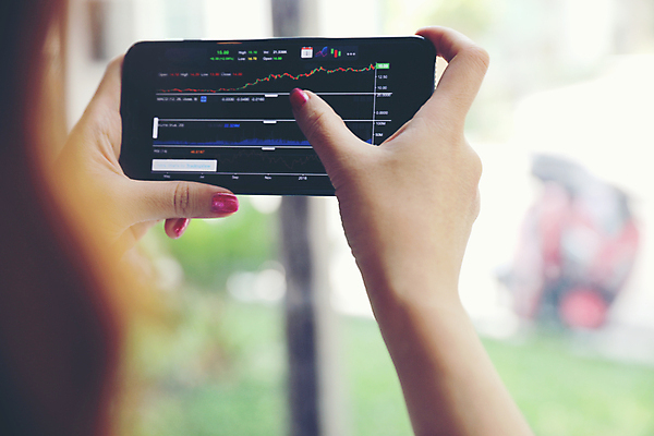 포토 JPG 해외이미지 손 그래프 신체부위 스마트폰 주식 분석 투자 해외포토 컨셉 비즈니스 사람 금융 핸드폰 스마트기기 파일형식 이미지허브