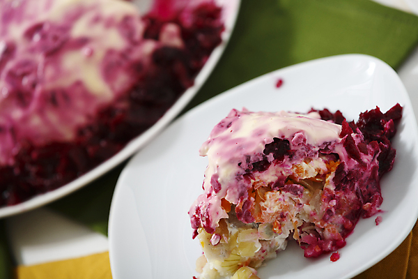 포토 JPG 해외이미지 접시 음식 빵 토마토 채소 감자 요리 사람없음 검은색 식사 저녁식사 당근 샐러드 신선 베이컨 마요네즈 점심식사 비트 삶기 청어 해외포토 식기 컬러 뿌리채소 돼지고기 어류 소스_음식 파일형식 이미지허브