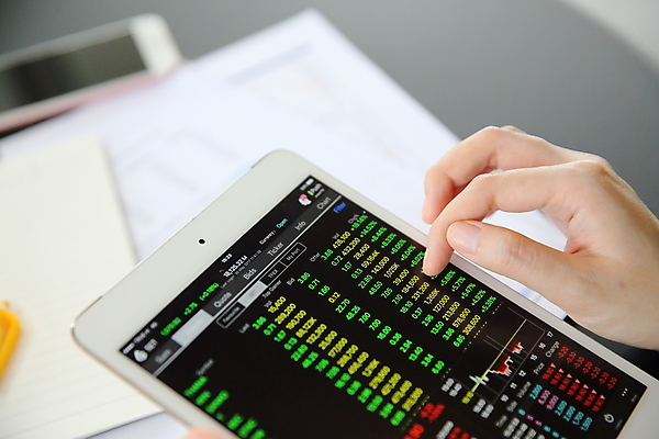 포토 JPG 해외이미지 손 탁자 그래프 신체부위 스마트폰 주식 분석 투자 해외포토 가구 컨셉 비즈니스 사람 금융 핸드폰 스마트기기 파일형식 이미지허브