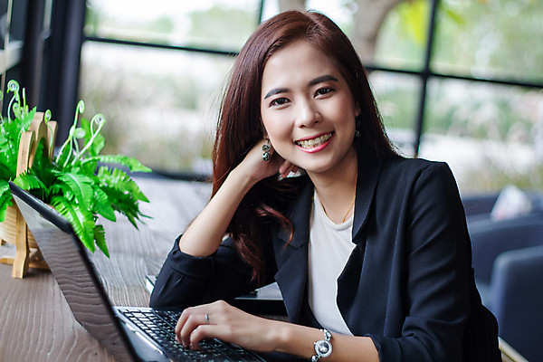 포토 JPG 해외이미지 직업 학생 라이프스타일 여자 행복 인터넷 비즈니스 통신 탁자 성공 모바일 한명 사람 앉기 동양인 성인 노트북 스마트폰 핸드폰 컴퓨터 사무실 일본 공책 카페 흰색 타이핑 기록 업무 비즈니스우먼 스마트 책상 비서 온라인 해외포토 1 감정 아시아 컬러 가구 컨셉 모션 문구용품 인종 생활 전자제품 스마트기기 상점 작업 직장인 파일형식 이미지허브