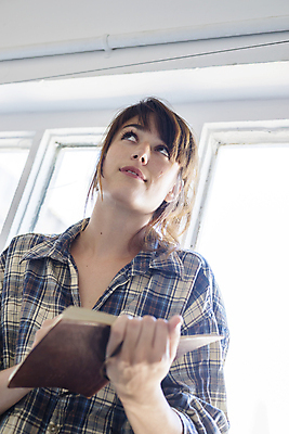 포토 JPG 해외이미지 1 학생 라이프스타일 여자 교육 행복 셔츠 창문 갈색머리 실내 한명 사람 앉기 성인 야외 내부 책 계단 다이어리 쪽지 공책 기록 잡기 도시 잡지 작가 포니테일 단계 혼자 해외포토 직업 헤어스타일 감정 상의 모션 문구용품 생활 간행물 사무용품 파일형식 이미지허브