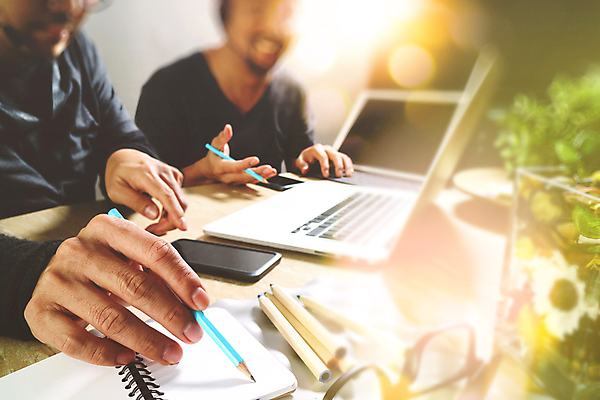 포토 JPG 해외이미지 손 백그라운드 인터넷 통신 사람 사람없음 가로 노트북 스마트폰 컴퓨터 글로벌 사무실 판매 헤드폰 장비 램프 키보드 도움 센터 프런트 무선전화기 전화기 고객 책상 마이크 수화기 서비스 텔레마케팅 부름 목소리 넘어짐 마케팅 운영자 지원 헬프 대리인 해외포토 음향기기 가구 컨셉 비즈니스 모션 조명 신체부위 전자제품 핸드폰 스마트기기 서비스업 파일형식 이미지허브