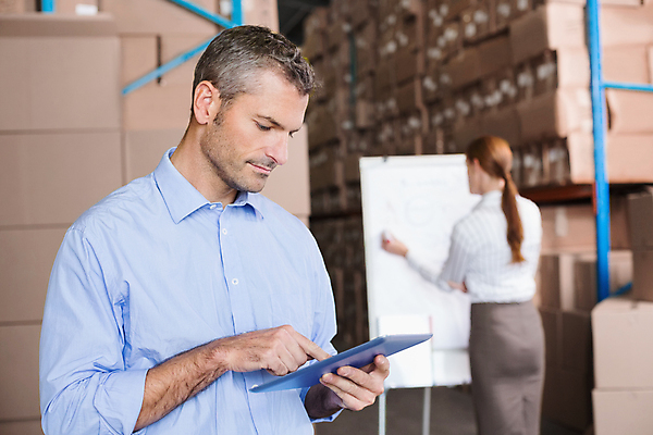 포토 JPG 해외이미지 백인 여자 남자 실내 들기 상반신 성인 두명 옆모습 뒷모습 아웃포커스 30대 상자 태블릿 비즈니스맨 물류창고 성인만 해외포토 서양인 뷰포인트 비즈니스 모션 촬영기법 사람 내부 장년 전자제품 스마트기기 직장인 창고 파일형식 이미지허브