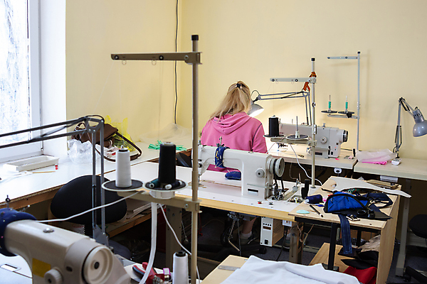 포토 JPG 해외이미지 모델 직업 디자인 옷 비즈니스 직장 실내 창조 한명 사람 유행 기계 직물 업무 작업 작업실 바느질 디자이너 스케치 실업 책상 고정 재단 재단사 독립 핸드메이드 스타일 중소기업 해외포토 1 가구 회사 미술 내부 파일형식 이미지허브