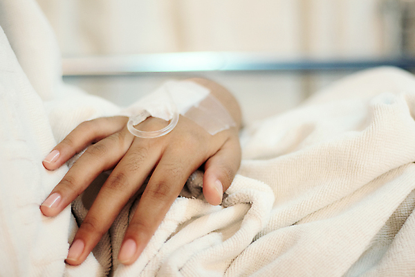 포토 JPG 해외이미지 백인 손 배너 어린이 건강 병원 한명 치료 약 방 고통 환자 침대 잡기 수술 질병 암 테라피 병실 돌봄 해외포토 서양인 1 감정 가구 의학 모션 사람 신체부위 뷰티 파일형식 이미지허브