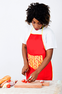 포토 JPG 해외이미지 응시 음식 빵 조각 토마토 탁자 한명 서기 목재 빨간색 흰색 칼 자르기 먹기 아보카도 해외포토 나무 1 시선 컬러 가구 채소 과일 재료 모션 사람 파일형식 이미지허브