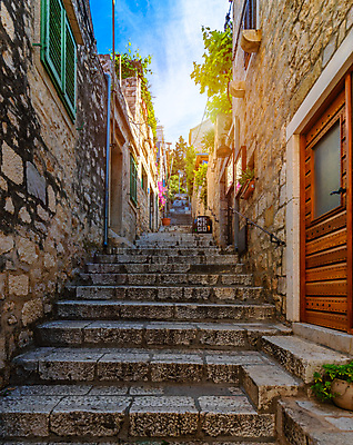 포토 JPG 해외이미지 유럽 문화 섬 여행 가로등 건축양식 창문 휴가 거리 주택 파노라마 사람없음 건물 여름 도시풍경 여행객 걷기 마을 바위 시골 도시 보행자 중세 역사 지중해 크로아티아 달마시안 옛날 해외포토 건축물 계절 공공시설 건축 나라 바다 모션 촬영기법 사람 풍경 돌_바위 개 파일형식 이미지허브