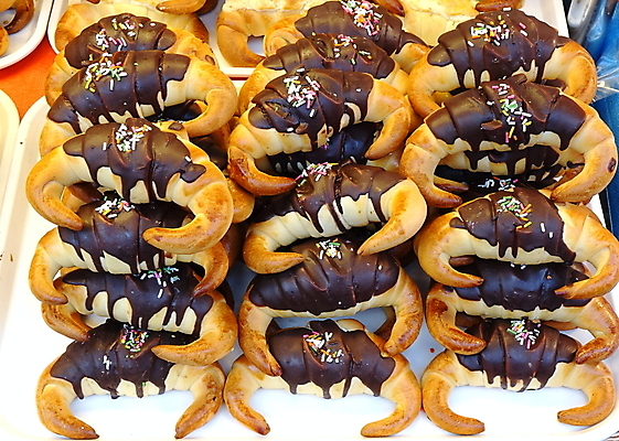 포토 JPG 해외이미지 모양 음식 곡선 디저트 쟁반 사람없음 갈색 쌓기 케이크 초콜릿 빵집 신선 시장 황금 달콤 맛 굽기 깨 폭식 길거리음식 스터핑 페스츄리 해외포토 선 빵 컬러 컨셉 식재료 모션 상점 조미료 구이 파일형식 이미지허브