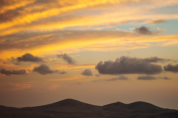 포토 JPG 해외이미지 구름 자연 하늘 산 풍경 사람없음 야외 여름 파란색 햇빛 태양 황혼 일몰 사막 해외포토 자연요소 계절 컬러 노을 생태계 파일형식 이미지허브