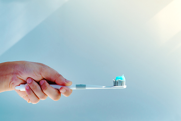 포토 JPG 해외이미지 라이프스타일 손 백그라운드 컨셉 아침 건강 치과 사람없음 일상 옆모습 파란색 장비 욕실 흰색 신선 잡기 붓 입 구멍 치아 보호 위생 빨래 칫솔 상품 플라스틱 부식 상쾌 치과의사 반죽 치약 튜브 돌봄 명패 미백 위생관리 잇몸 치아교정 해외포토 주간 감정 뷰포인트 컬러 가사 신체 모션 재질 병원 관리 라이프 생활 신체부위 위생용품 의사 소화기관 교정 파일형식 이미지허브