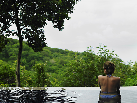 포토 JPG 해외이미지 주간 나무 백인 여자 하늘 휴식 산 야외수영장 한명 상반신 성인 야외 뒷모습 아웃포커스 여름휴가 바캉스 비키니 시원함 성인여자한명만 해외포토 자연요소 서양인 식물 1 수영복 뷰포인트 컨셉 휴가 수영장 촬영기법 사람 여자한명만 성인여자만 파일형식 여름_계절 이미지허브