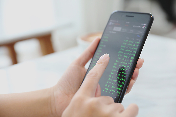 포토 JPG 해외이미지 손 그래프 아웃포커스 신체부위 스마트폰 주식 분석 투자 해외포토 컨셉 비즈니스 촬영기법 사람 금융 핸드폰 스마트기기 파일형식 이미지허브