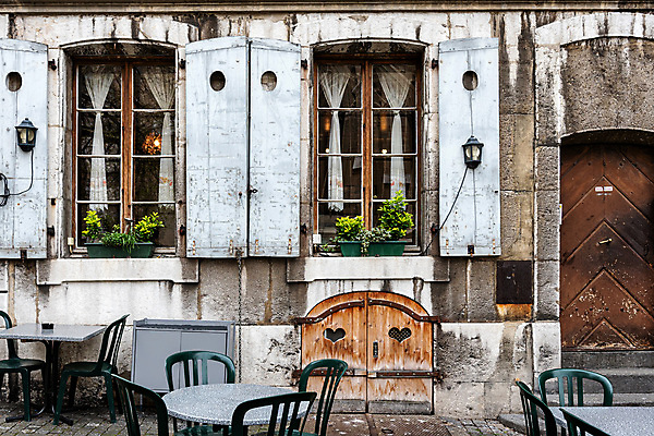 포토 JPG 해외이미지 전통 라이프스타일 외관 유럽 여행 의자 건축양식 탁자 휴가 휴식 거리 주택 사람없음 야외 건물 상점 식당 카페 바위 도시 센터 중세 역사 재산 도심 스위스 정사각형 타운 일반 구시가지 옛날 해외포토 도형 건축물 건축 나라 가구 컨셉 생활 금융 돌_바위 파일형식 이미지허브