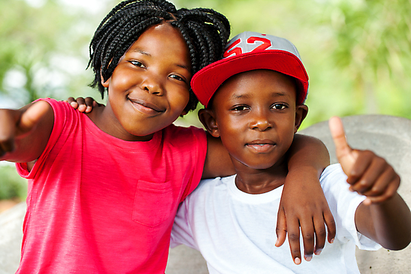 포토 JPG 해외이미지 라이프스타일 공원 행복 감정 얼굴 어린이 컨셉 장난 아프리카 놀이 휴가 함께함 사람 인종 소년 야외 두명 초록색 여름 친구 검은색 우정 표현 언니 남동생 초보 해외포토 계절 공공시설 남자 나라 컬러 가족 관계 생활 신체부위 자매 동생 파일형식 이미지허브