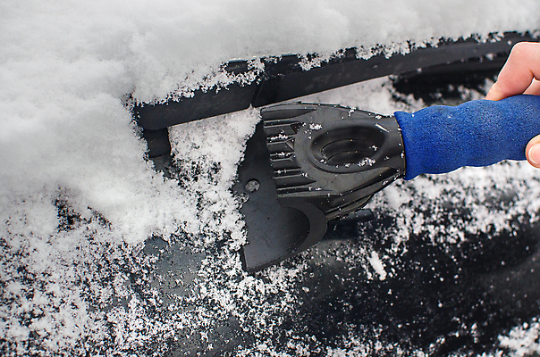 포토 JPG 해외이미지 손 계절 도로 여행 이동 겨울 창문 교통시설 자동차 유리 아침 날씨 경고 안전 사람 사람없음 야외 냉동 얼음 운전 추위 흰색 공구 눈송이 플라스틱 가죽 삽 서리 폭풍 온도 눈보라 돌봄 폭설 눈내림 해외포토 주간 자연요소 길 육상교통 컬러 교통 컨셉 모션 재질 눈_날씨 신체부위 도구 자연재해 시설 파일형식 이미지허브