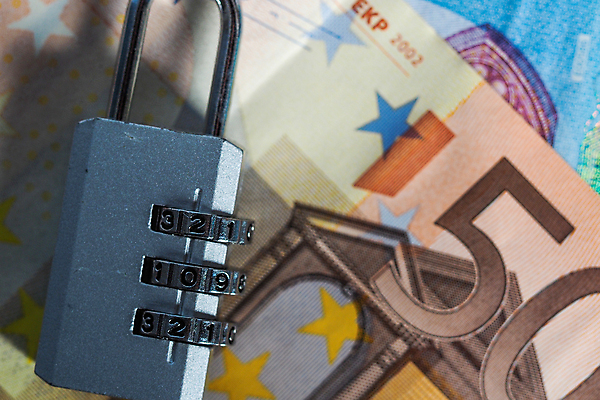 포토 JPG 해외이미지 손 유럽 장갑 돈 손가락 독일 건강 가면 사람없음 금융 경제 파란색 달러 동전 미국 이탈리아 금지 유로 프랑스 시장 질병 자르기 잠금 대출 빚 라텍스 예산 우울증 위기 유럽연합 자금 제어 유대감 해외포토 잡화 나라 컬러 북아메리카 의학 모션 신체부위 재산 보안 파일형식 이미지허브