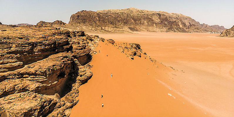 포토 JPG 해외이미지 모래 벽 여행 자연 하늘 산 건조 안테나 파노라마 풍경 사람없음 빨간색 여행객 계곡 봄 사막 암석 바위 뜨거움 재산 모래언덕 지프 암초 사암 드론 요르단 조감도 지질학 해외포토 계절 교육 컬러 중동 통신 승용차 촬영기법 사람 금융 돌_바위 언덕 생태계 파일형식 이미지허브