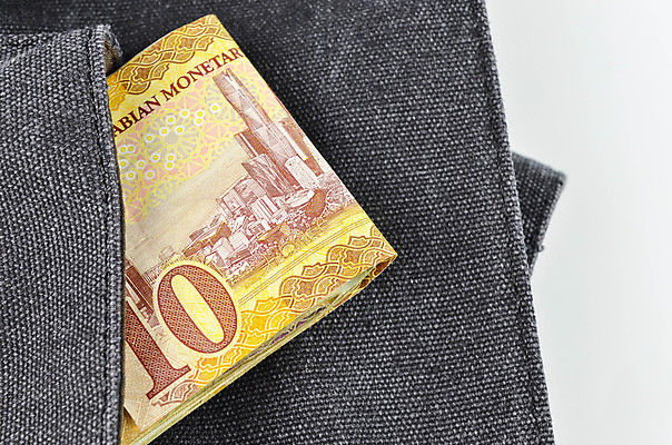 포토 JPG 해외이미지 손 종이 백그라운드 컨셉 지폐 돈 비즈니스 성공 사람없음 금융 경제 쪽지 저축 흰색 잡기 만 시장 재산 중앙 왕 무역 주기 투자 아라비아 기부 계산서 사우디아라비아 월급 대출 고립 아랍어 왕국 해외포토 산업 컬러 중동 모션 신체부위 파일형식 이미지허브