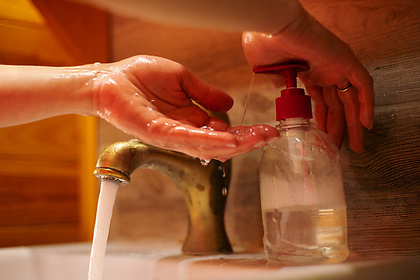 포토 JPG 해외이미지 손 어린이 신체 건강 관리 사람 사람없음 물 목욕 거품 젖음 욕실 액체 씻기 빨래 청소 싱크대 수도꼭지 비누 돌봄 위생관리 해외포토 자연요소 가사 모션 신체부위 위생용품 청결 개수대 파일형식 이미지허브