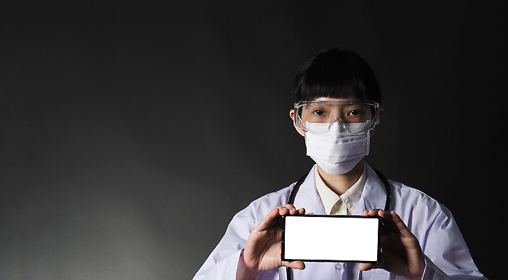 포토 JPG 해외이미지 직업 손 여자 백그라운드 유니폼 인터넷 통신 청진기 모바일 건강 가면 한명 사람 동양인 스마트폰 핸드폰 약 스크린 일본 검은색 중국 공백 간호사 의사 흰색 잡기 작업 스마트 보여주기 온라인 고립 돌봄 카피스페이스 셀룰러 해외포토 1 옷 아시아 컬러 컨셉 의학 의료기기 모션 인종 신체부위 전자제품 스마트기기 의료진 파일형식 이미지허브