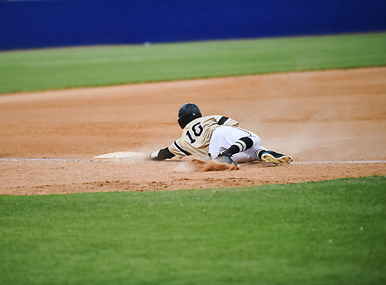 포토 JPG 해외이미지 전신 남자 유니폼 청소년 한명 뒷모습 10대 경쟁 경기장 활발 야구 야구선수 야구복 대회 넘어짐 슬라이딩 야구헬멧 십대남자한명만 해외포토 1 옷 뷰포인트 컨셉 스포츠시설 모션 운동선수 사람 운동복 구기 헬멧 남자한명만 십대남자만 파일형식 이미지허브