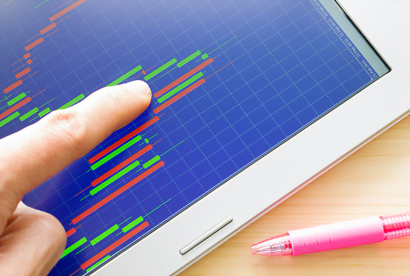 포토 JPG 해외이미지 손 그래프 근접촬영 신체부위 태블릿 펜 터치 가리킴 주식 분석 투자 해외포토 뷰포인트 컨셉 비즈니스 사람 손짓 금융 전자제품 스마트기기 필기구 파일형식 이미지허브