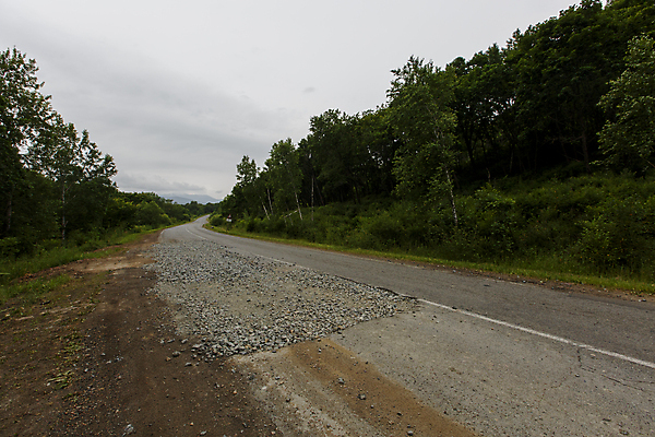 포토 JPG 해외이미지 도로 길 여행 자국 자동차 날씨 안전 사람없음 물 반사 검은색 손상 차도 젖음 도시 구멍 고속도로 냄비 숲 위험 큼 러시아 웅덩이 먼지 장면 지역 진흙 나쁜 길가 깨짐 러시아인 옛날 콘크리트 소름 해외포토 자연요소 서양인 감정 유럽 육상교통 컬러 컨셉 교통시설 솥 크기 파일형식 이미지허브
