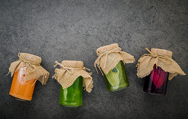 포토 JPG 해외이미지 검은배경 유리병 실내 사람없음 하이앵글 과일주스 야채주스 묶기 노끈 건강식 디톡스 해외포토 줄 음식 뷰포인트 백그라운드 과일 모션 병_용기 건강 내부 검은색 주스 파일형식 이미지허브