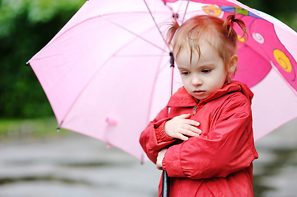 포토 JPG 해외이미지 백인 응시 계절 행복 어린이 우산 장난 자연 날씨 부츠 한명 서기 미소 사람 야외 빨간색 물 여름 컬러풀 봄 젖음 코트 가을 시골 잡기 웅덩이 방수 해외포토 자연요소 서양인 1 시선 감정 컬러 신발 모션 표정 외투 생태계 파일형식 이미지허브