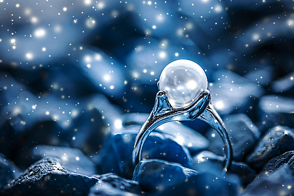 포토 JPG 해외이미지 장신구 실내 사람없음 조약돌 반지 화려 우아함 보석 파란배경 진주 해외포토 백그라운드 컨셉 내부 파란색 돌_바위 광석 파일형식 이미지허브