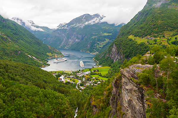 포토 JPG 해외이미지 여행 산 안테나 노르웨이 풍경 사람없음 야외 여름 여행객 항구 정상 크루즈 북쪽 포트 스칸디나비아 해외포토 계절 유럽 배_교통 통신 교통시설 사람 방향 파일형식 이미지허브