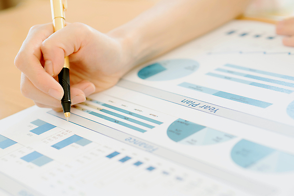 포토 JPG 해외이미지 손 컨셉 돈 회사 비즈니스 사업가 그래프 사람 사람없음 신체부위 가로 금융 펜 동전 자료 저축 성장 비즈니스우먼 책상 분석 투자 수익 마케팅 해외포토 직업 여자 가구 경제 필기구 직장인 재산 파일형식 이미지허브