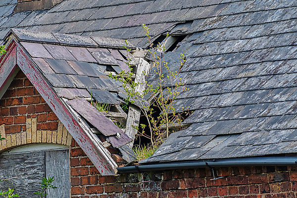포토 JPG 해외이미지 영어 벽 백그라운드 건축양식 지붕 영국 잉글랜드 주택 사람없음 건물 목재 빨간색 물 손상 구멍 재산 수리 위험 버리기 타일 깨짐 방치 석판 옛날 파멸 해외포토 자연요소 나무 문자 건축물 건축 유럽 컬러 컨셉 재료 모션 금융 파일형식 소멸 이미지허브