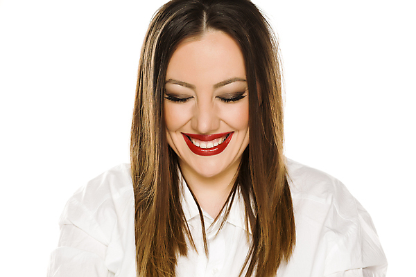 포토 JPG 해외이미지 모델 라이프스타일 긴머리 응시 여자 행복 얼굴 셔츠 생각 갈색머리 건강 한명 사람 기쁨 흰색 수줍음 흰배경 해외포토 1 헤어스타일 시선 감정 컬러 백그라운드 상의 생활 신체부위 파일형식 이미지허브