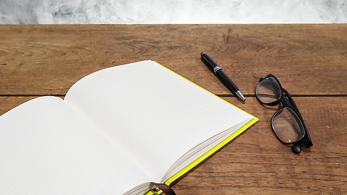 포토 JPG 해외이미지 안경 벽 탁자 사람없음 목재 책 펜 우주 쪽지 공책 공백 읽기 책상 구성 해외포토 나무 잡화 가구 재료 모션 문구용품 필기구 파일형식 이미지허브