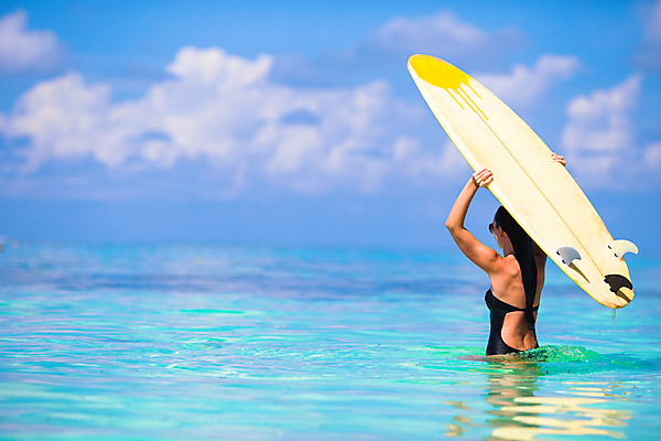 포토 JPG 해외이미지 주간 백인 구름 여자 수영복 파도 바다 하늘 한명 들기 상반신 성인 야외 뒷모습 서핑보드 서핑 성인여자한명만 수평선 해외포토 자연요소 서양인 1 옷 뷰포인트 모션 사람 수상스포츠 보드_스포츠 여자한명만 성인여자만 파일형식 이미지허브