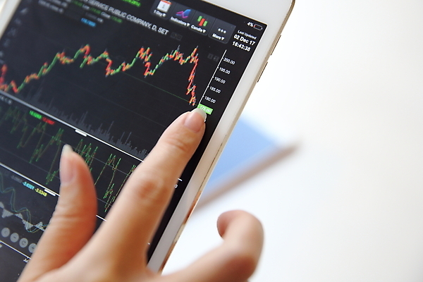 포토 JPG 해외이미지 손 탁자 그래프 들기 신체부위 스마트폰 가리킴 주식 분석 투자 해외포토 가구 컨셉 비즈니스 모션 사람 손짓 금융 핸드폰 스마트기기 파일형식 이미지허브